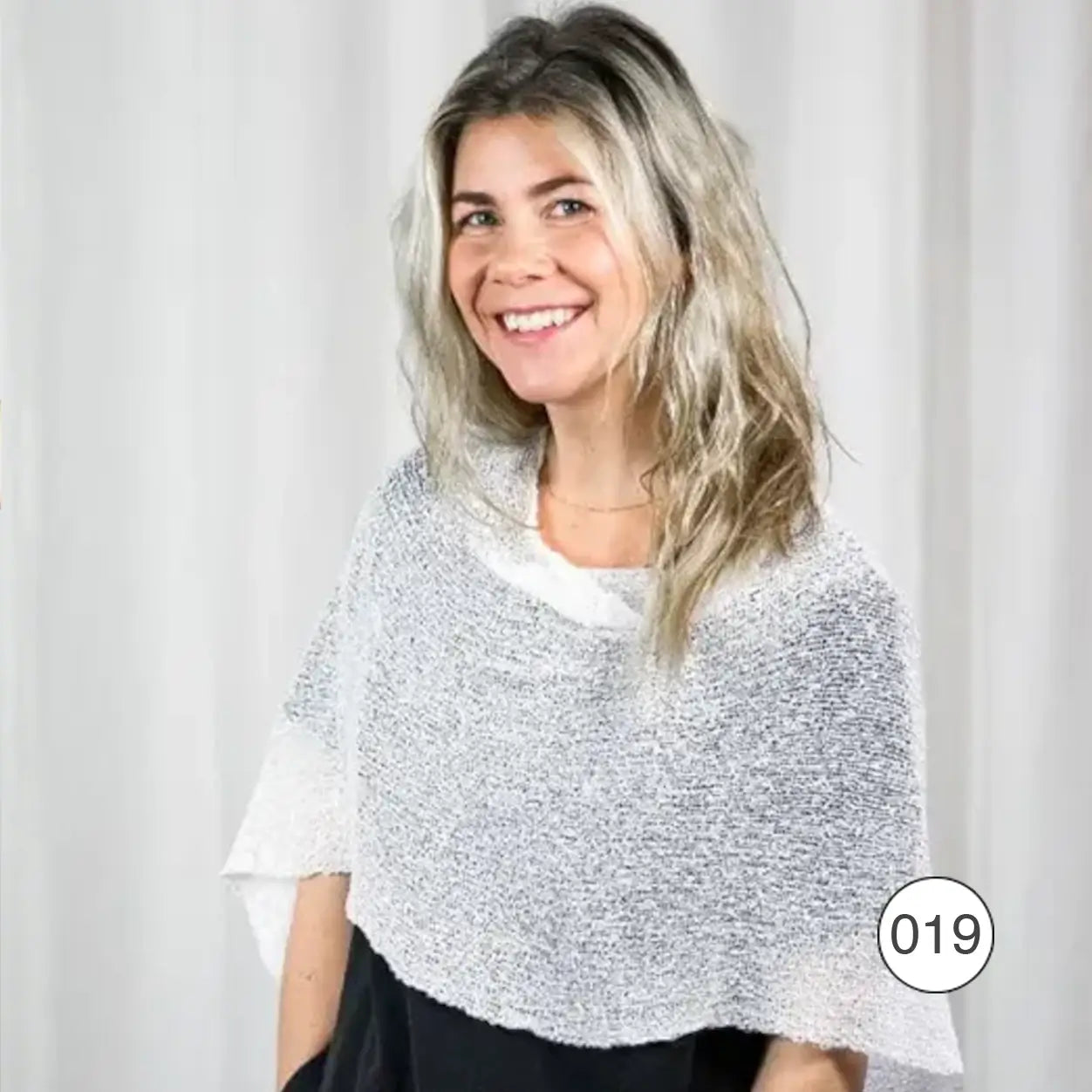 Ella Cape - Vår populära finstickade Cape i många färger | Ulla Jacobsson Kläder