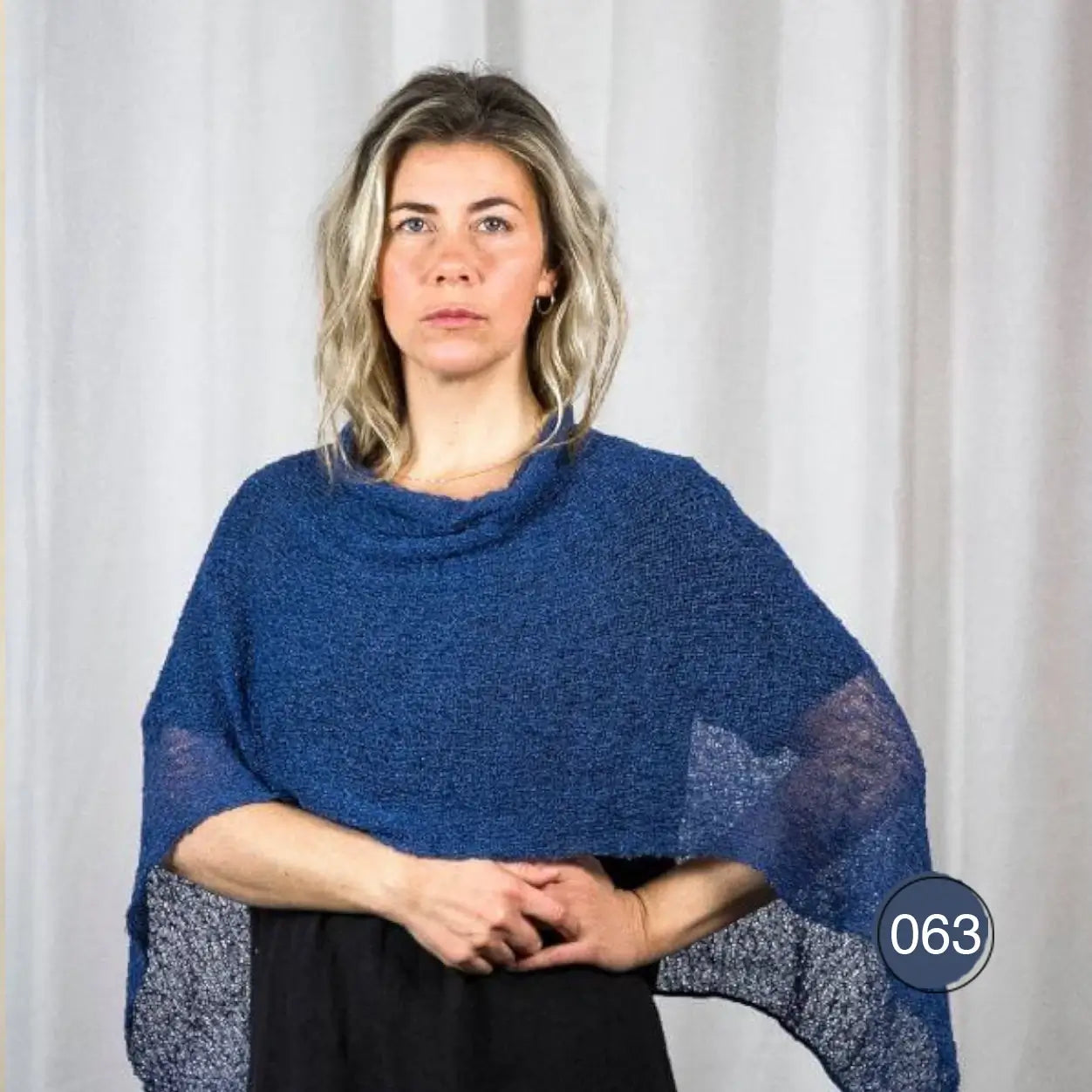 Ella Cape - Vår populära finstickade Cape i många färger | Ulla Jacobsson Kläder